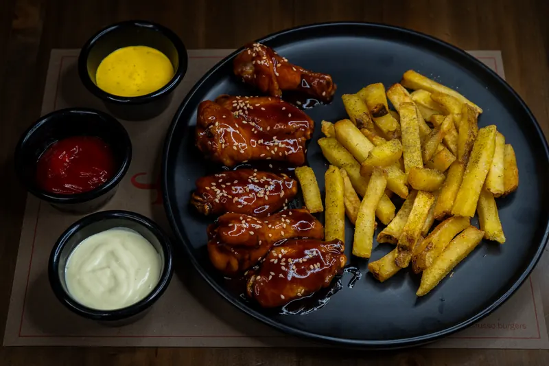 Alitas BBQ con papas fritas