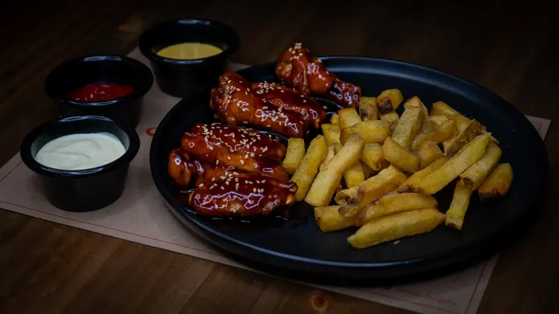 Alitas buffalo picantes con papas