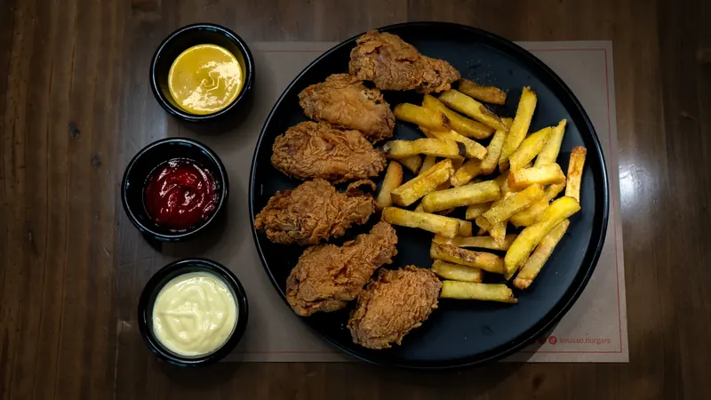 Alitas crispy con papas fritas