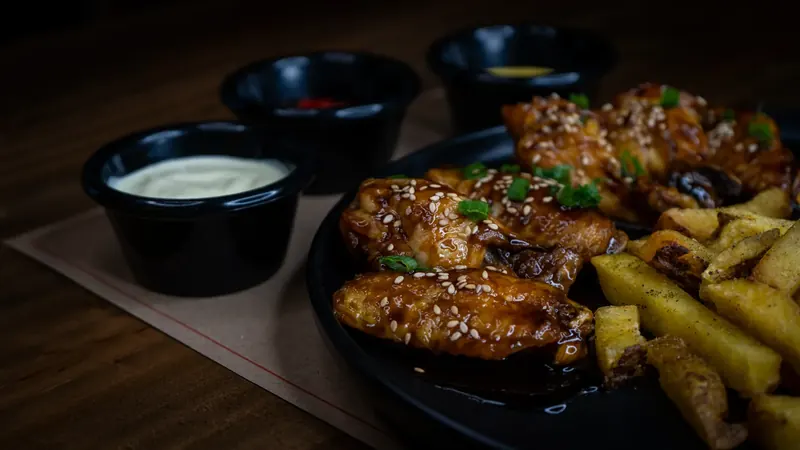 Alitas teriyaki con ajonjolí y papas