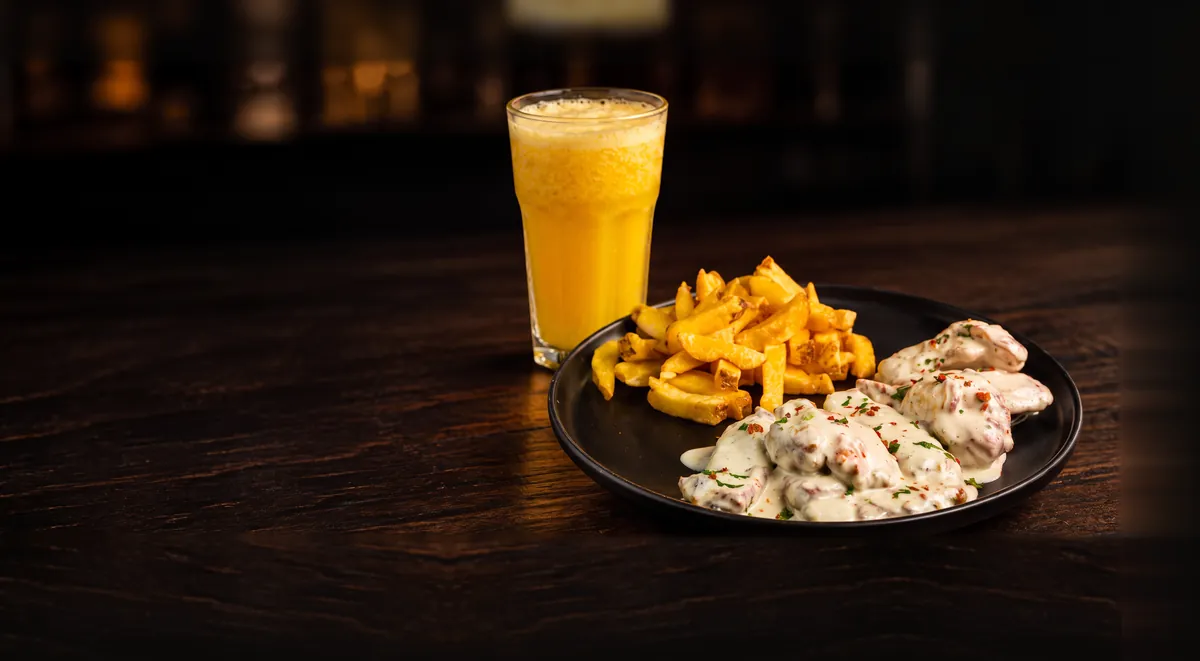 10 alitas con papas fritas y un vaso de jugo de maracuyá