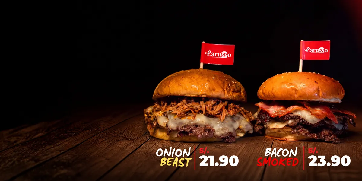 Dos hamburguesas smash de Larusso con queso fundido, cebolla y tocino