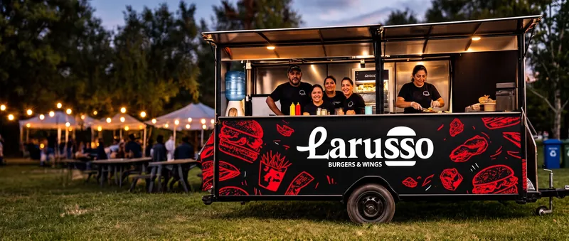 Puesto de Larusso Burgers & Wings atendiendo un evento al aire libre