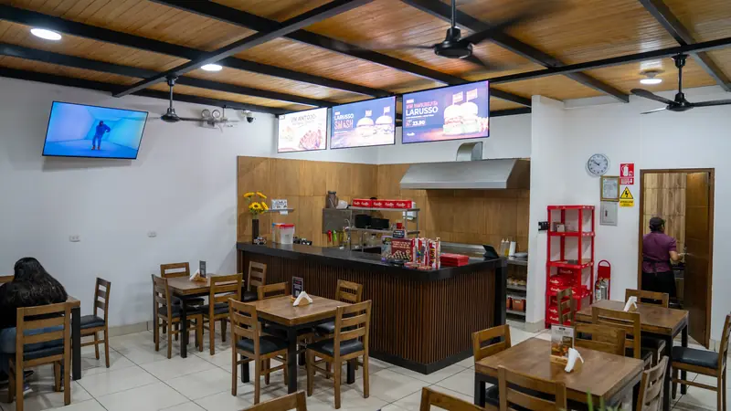 Salón de Larusso Burgers & Wings en El Muy Muy, Punta Hermosa