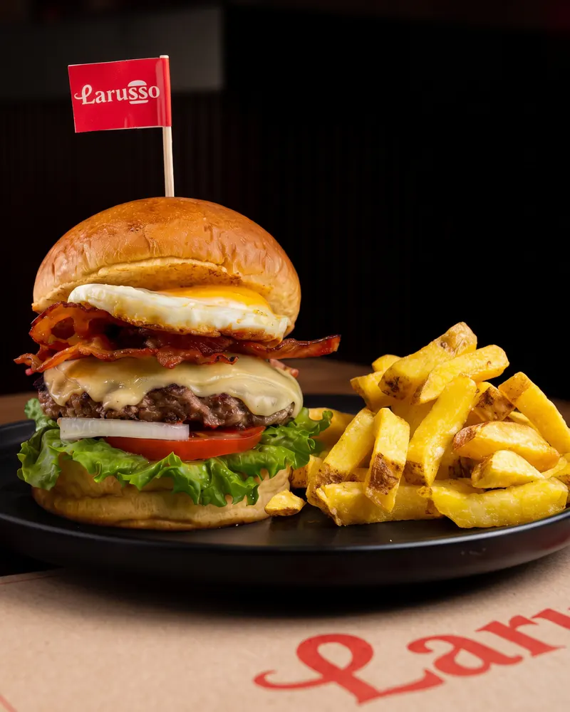 Larusso Tocineta con huevo frito, tocino y papas fritas